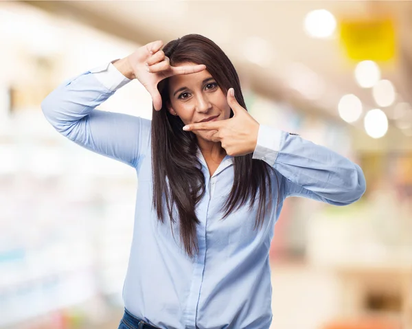 Vrouw weergegeven: frame gebaar — Stockfoto