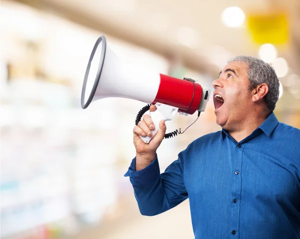 Dojrzały człowiek krzyczący z megafon — Zdjęcie stockowe