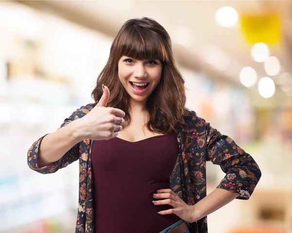 Donna che mostra un segno positivo — Foto Stock