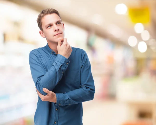 Junger Mann denkt nach — Stockfoto