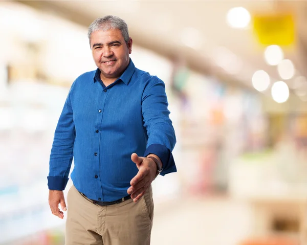 Reifer Mann grüßt — Stockfoto