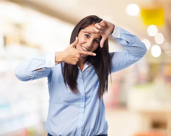 女人显示帧手势 — 图库照片