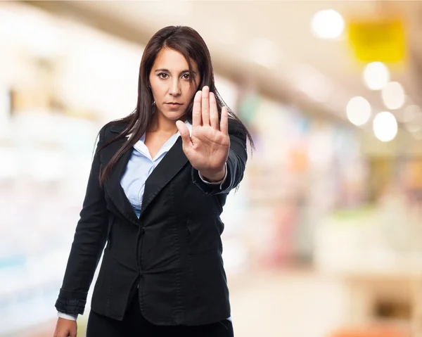 ビジネスの女性は、停止ジェスチャーを示しています — ストック写真