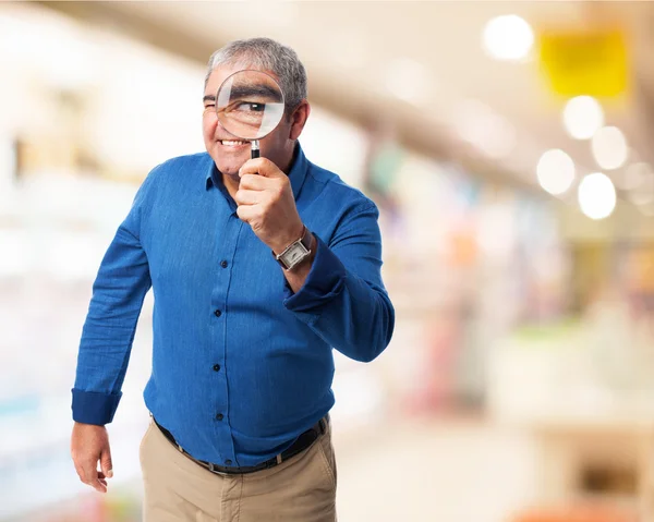 Man ser med förstoringsglas — Stockfoto