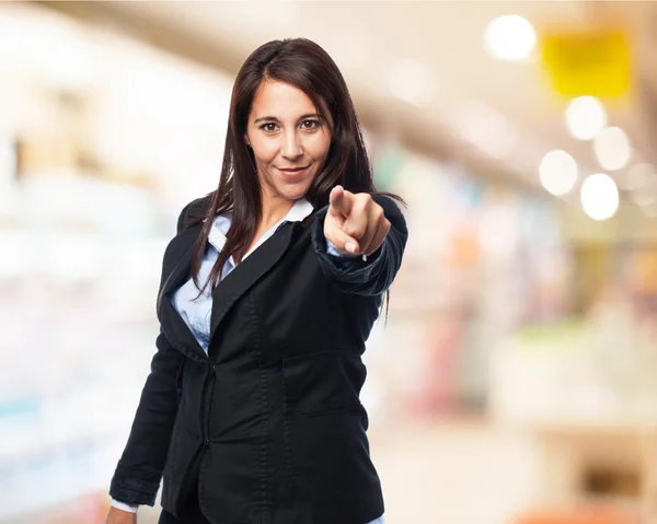 Mujer de negocios señalando — Foto de Stock