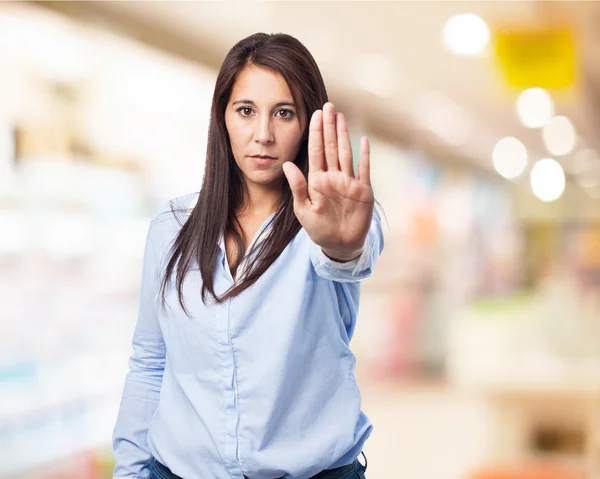 Vrouw toont stop gebaar — Stockfoto