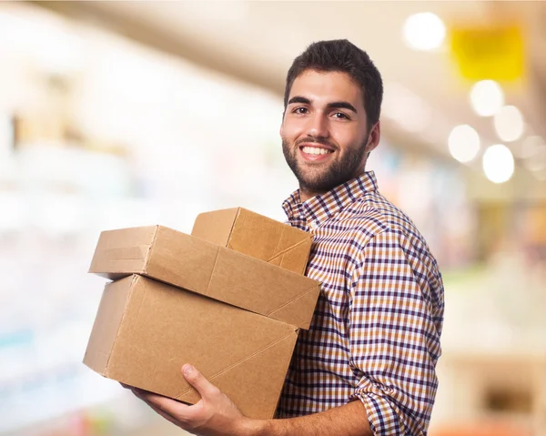 Mann hält Schachteln — Stockfoto