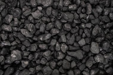 Bir yığın antrakit fındık kömürü poşetlenmeye hazır.