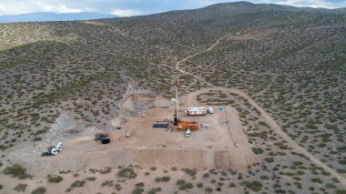 petrol sahasında ekipman çekmek