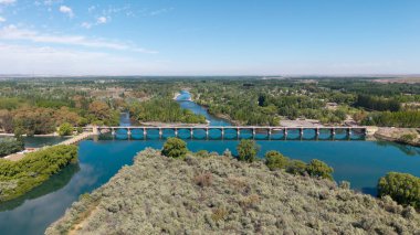 Neuquen Nehri 'ndeki Ing Ballester Barajı' nın havadan görünüşü. İlin komşuları Neuqun ve Ro Negro illeridir..