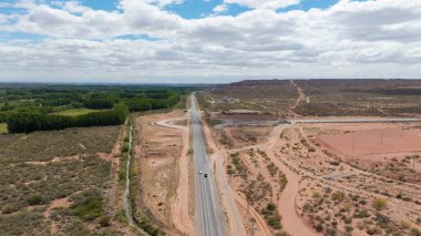 Aelo, Neuquen 'deki petrol otoyolunun havadan görünüşü. (Vaca Muerta 'da Aelo bypass)