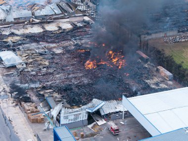 Büyük bir sanayi bölgesinde yangın var.