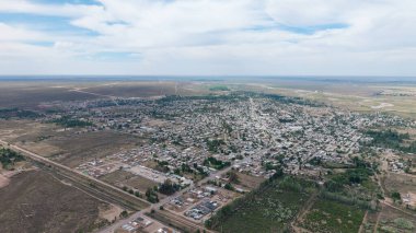 Rio Negro, Arjantin 'deki Catriel şehrinin hava manzarası. 151 numaralı yol.