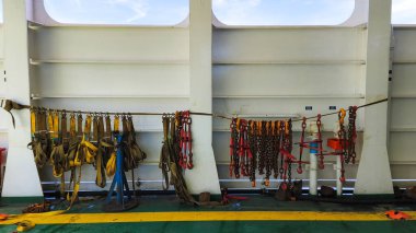 Gemi güvertesinde kargo için zincir ve cırcır kırbaçlayan ağır donanımlı denizciler..