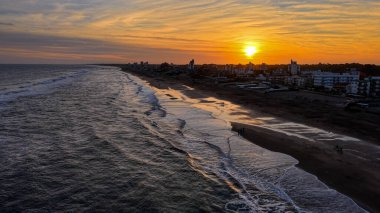 Arjantin 'in Buenos Aires bölgesindeki Villa Gesell plajı ve kıyı şeridi hava günbatımı manzarası.
