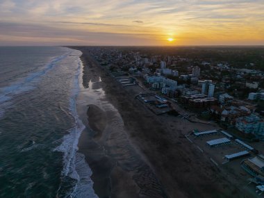 Arjantin 'in Buenos Aires bölgesindeki Villa Gesell plajı ve kıyı şeridi hava günbatımı manzarası.