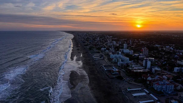 Arjantin 'in Buenos Aires bölgesindeki Villa Gesell plajı ve kıyı şeridi hava günbatımı manzarası.