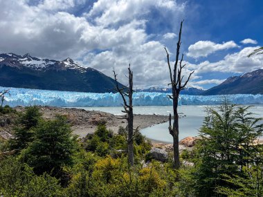 Los Glaciares Ulusal Parkı 'ndaki Perito Moreno Buzulu' nun görkemli panoramik manzarası, Arjantin Patagonya.