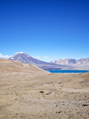 And Dağları 'ndaki Macera: Uzak Maipo volkanı ve yüksek irtifadaki volkanik gölün dikey hava görüntüsü.