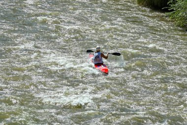 San Rafael, Arjantin, 28 Şubat 2026: Rio Atuel 'de Pentatuel 2026 boyunca akarsularda yüzen profesyonel kanocu.