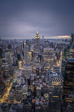 Brooklyn Köprüsü, Empire State Binası ve Manhattan sokakları gibi ikonik simgelerin yer aldığı New York Citys kentsel manzarasının yüksek çözünürlüklü fotoğrafı. Seyahat, şehir hayatı, mimari ve şehir yaşam tarzı projeleri için mükemmel. Web için ideal