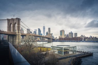 Brooklyn Köprüsü, Empire State Binası ve Manhattan sokakları gibi ikonik simgelerin yer aldığı New York Citys kentsel manzarasının yüksek çözünürlüklü fotoğrafı. Seyahat, şehir hayatı, mimari ve şehir yaşam tarzı projeleri için mükemmel. Web için ideal