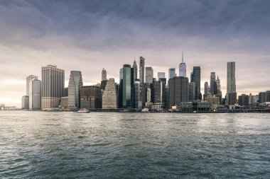 Brooklyn Köprüsü, Empire State Binası ve Manhattan sokakları gibi ikonik simgelerin yer aldığı New York Citys kentsel manzarasının yüksek çözünürlüklü fotoğrafı. Seyahat, şehir hayatı, mimari ve şehir yaşam tarzı projeleri için mükemmel. Web için ideal