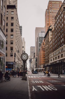 Brooklyn Köprüsü, Empire State Binası ve Manhattan sokakları gibi ikonik simgelerin yer aldığı New York Citys kentsel manzarasının yüksek çözünürlüklü fotoğrafı. Seyahat, şehir hayatı, mimari ve şehir yaşam tarzı projeleri için mükemmel. Web için ideal