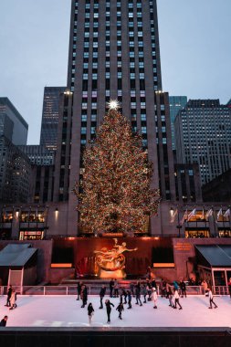 Brooklyn Köprüsü, Empire State Binası ve Manhattan sokakları gibi ikonik simgelerin yer aldığı New York Citys kentsel manzarasının yüksek çözünürlüklü fotoğrafı. Seyahat, şehir hayatı, mimari ve şehir yaşam tarzı projeleri için mükemmel. Web için ideal