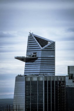 Brooklyn Köprüsü, Empire State Binası ve Manhattan sokakları gibi ikonik simgelerin yer aldığı New York Citys kentsel manzarasının yüksek çözünürlüklü fotoğrafı. Seyahat, şehir hayatı, mimari ve şehir yaşam tarzı projeleri için mükemmel. Web için ideal
