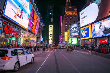 Brooklyn Köprüsü, Empire State Binası ve Manhattan sokakları gibi ikonik simgelerin yer aldığı New York Citys kentsel manzarasının yüksek çözünürlüklü fotoğrafı. Seyahat, şehir hayatı, mimari ve şehir yaşam tarzı projeleri için mükemmel. Web için ideal
