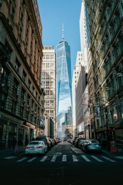 Brooklyn Köprüsü, Empire State Binası ve Manhattan sokakları gibi ikonik simgelerin yer aldığı New York Citys kentsel manzarasının yüksek çözünürlüklü fotoğrafı. Seyahat, şehir hayatı, mimari ve şehir yaşam tarzı projeleri için mükemmel. Web için ideal