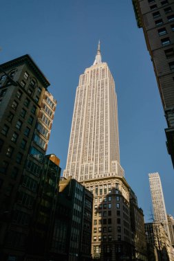 Brooklyn Köprüsü, Empire State Binası ve Manhattan sokakları gibi ikonik simgelerin yer aldığı New York Citys kentsel manzarasının yüksek çözünürlüklü fotoğrafı. Seyahat, şehir hayatı, mimari ve şehir yaşam tarzı projeleri için mükemmel. Web için ideal