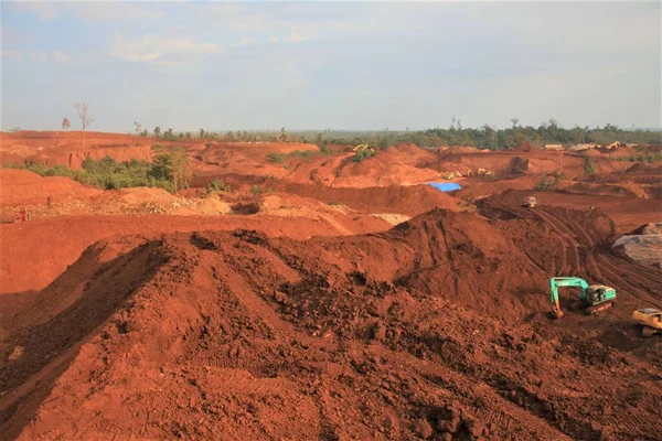 Open Nickel Mining Activity Clearing Land Using Heavy Axle Excavators — Stock Photo, Image