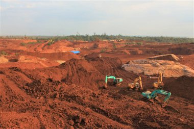 Pomalaa, Endonezya - 19 Haziran 2011: Ağır eksen kazıcıları kullanarak karayı temizleyerek nikel madenciliği faaliyetleri