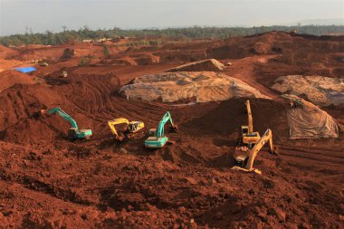 Pomalaa, Endonezya - 19 Haziran 2011: Ağır eksen kazıcıları kullanarak karayı temizleyerek nikel madenciliği faaliyetleri