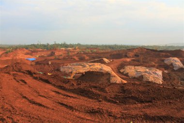 Ağır eksen kazıcıları kullanarak araziyi temizleyerek nikel madenciliği faaliyetini aç