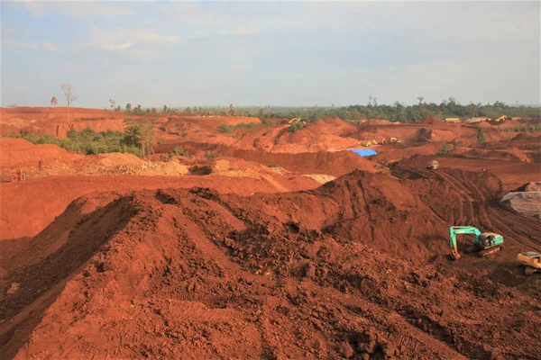 Open Nickel Mining Activity Clearing Land Using Heavy Axle Excavators — Stock Photo, Image