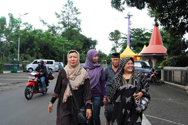 Jakarta, Endonezya - 6 Aralık 2010: İnsanlar salgından önce mutlu bir şekilde yürüyorlar
