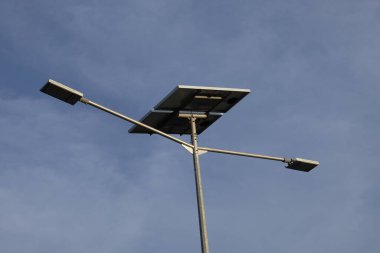 Kolaka, Endonezya-14 Eylül 2020: Otoyolun kenarına güneş ışıkları kuruldu