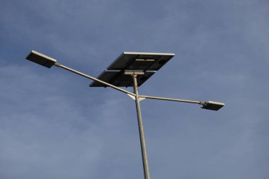 Kolaka, Endonezya-14 Eylül 2020: Otoyolun kenarına güneş ışıkları kuruldu