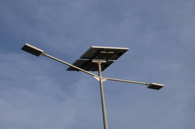 Kolaka, Endonezya-14 Eylül 2020: Otoyolun kenarına güneş ışıkları kuruldu