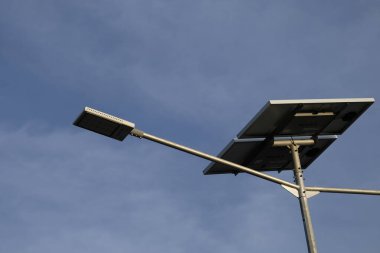 Kolaka, Endonezya-14 Eylül 2020: Otoyolun kenarına güneş ışıkları kuruldu