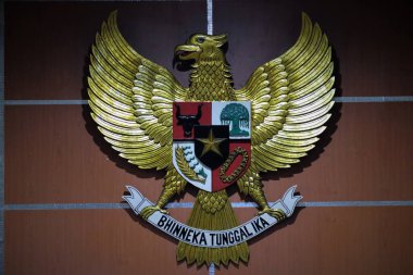 Kolaka-Endonezya-28 Eylül 2020: Kolaka parlamento binasına Garuda Pancasila heykeli dikildi