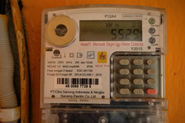 Kolaka, Endonezya-11 Kasım 2020: 900 watt 'lık elektrik göstergesi kapasitesi. 