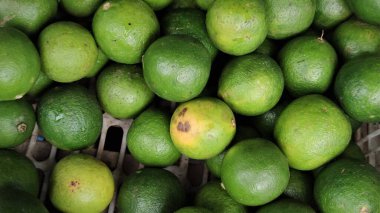 Taze yeşil limon yemek için hazır.