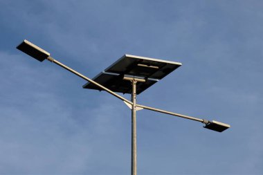 Kolaka, Endonezya-14 Eylül 2020: Otoyolun kenarına güneş ışıkları kuruldu