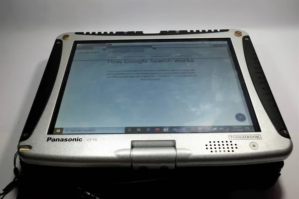 Kolaka, Endonezya-1 Ekim 2020: Artık üretilmeyen Panasonic tarafından dayanıklı bir tablet bilgisayar haline gelebilen sofistike bir bilgisayar