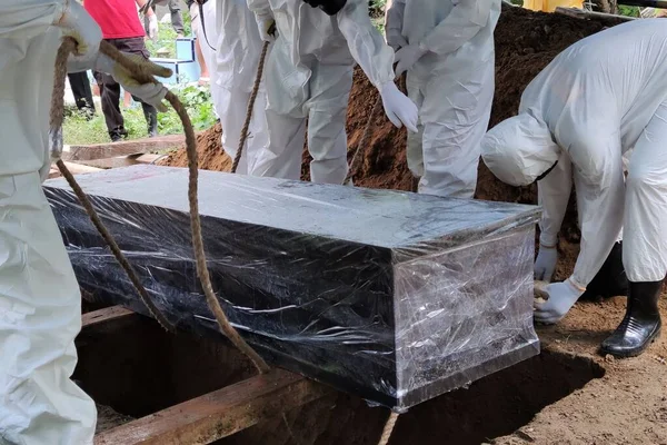 Kolaka, Endonezya-14 Temmuz 2020: Corona virüsü bulaşmış bir cesedin cenaze süreci