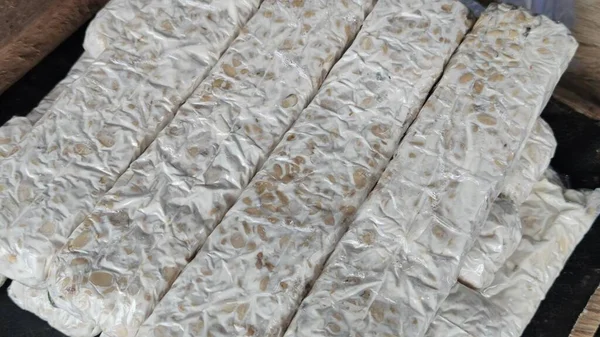 Taze tempeh pazarlanmaya hazır.